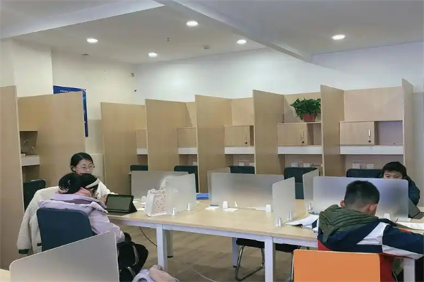 學易知AI自習室 智能教育咨詢服務的新標桿