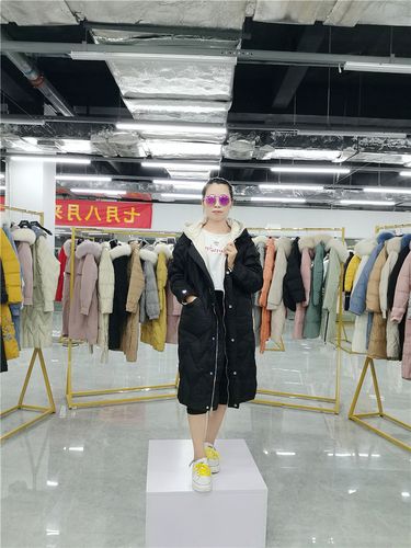 成都女裝批發(fā)一手貨源｜尾貨清倉多品牌羽絨服外套走份全攻略