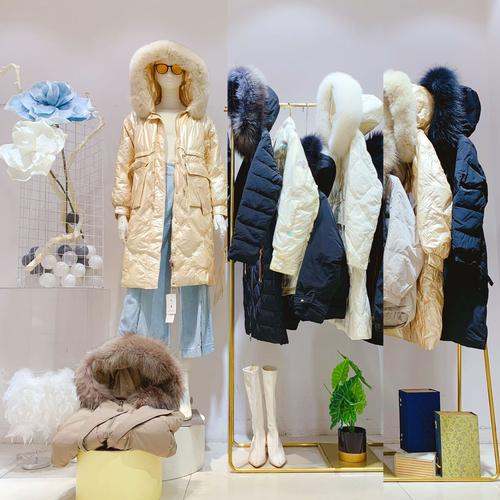 冬季爆款外套女裝貨源指南 大山羽絨服與四季青樂町批發(fā)實(shí)戰(zhàn)解析\n\n進(jìn)入冬季，女裝實(shí)體店、淘寶C店與直播間的核心戰(zhàn)場已經(jīng)全面轉(zhuǎn)向羽絨服與棉服品類。對于想在這一季沖銷量的店主來說，手里有沒有一手品牌折扣、當(dāng)季新款和穩(wěn)定貨源，幾乎是決定利潤生死線的關(guān)鍵。本文將圍繞你關(guān)心的大山羽絨服品牌折扣、四季青樂町批發(fā)，梳理一條清晰的冬季新款外套拿貨思路。\n\n### 一、為什么今年的冬季外套要盯準(zhǔn)“品牌折扣+源頭工廣”\n\n中國羽絨服產(chǎn)能占全球七成以上，全國有成千上萬家羽絨服工廠和貼牌商。像大山、樂町這類品牌款式引領(lǐng)